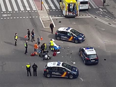 Un motorista herido en un accidente de tráfico con una ambulancia en