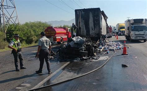 Tráiler cargado de papel higiénico se incendia en García NL