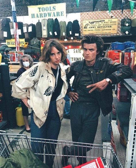 joe keery & maya hawke | Stranger things fotos, Stranger things elenco ...