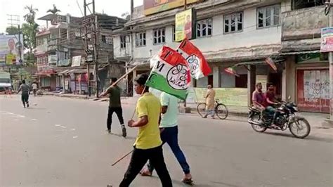 পুলিশের সামনে দোকান বন্ধ বাস ভাঙচুর মুখোমুখি বিজেপি ও তৃণমূল