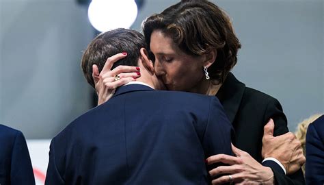 Emmanuel Macron Il Bacio Con La Ministra Mette Imbarazzo Brigitte Resta