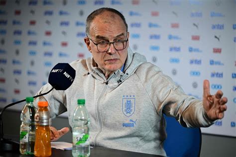 Sem Suárez e seis jogadores que atuam no Brasil Bielsa convoca