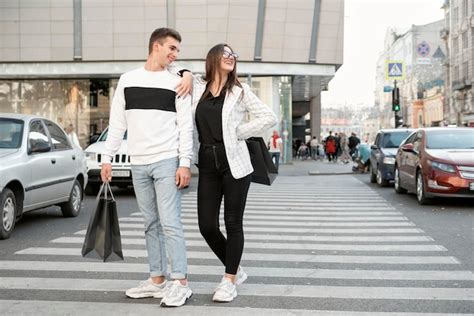 Pareja Joven Alegre Después De Un Exitoso Viaje De Compras Cerca Del