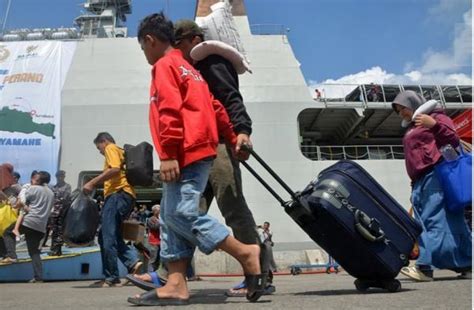 Ratusan Pemudik Asal Jawa Tengah Diangkut Kapal Perang Ke Jakarta