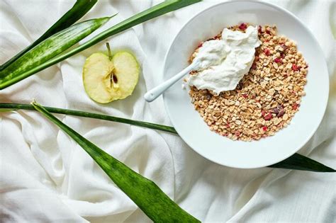 Desayuno Matutino De Granola Con Yogur Griego Y Manzana Foto Premium