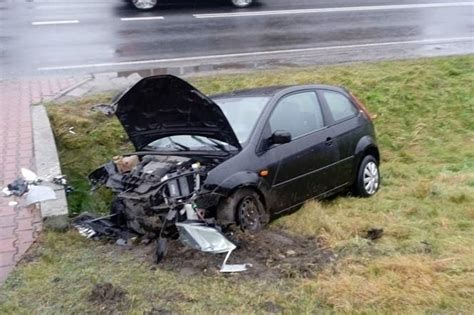 Koszmarny Wypadek W Przeg Dzy Kierowca Wpad Do Rowu I Uderzy W