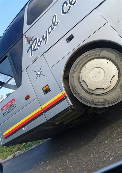 Autobus u zavoju izletio s ceste kotači završili u zraku