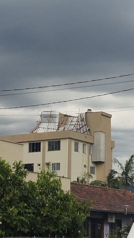 V Deos Temporal Arranca Telhado De Casas E Causa Estragos Em Jaragu