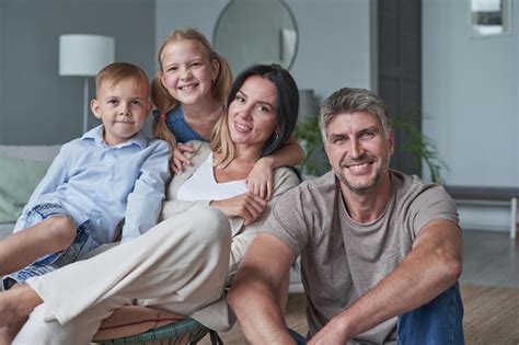 Familia Feliz Madre Padre E Hijos En Casa Foto Premium