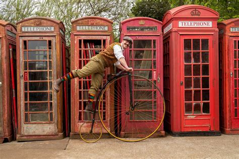 Cafés ou bibliothèques la seconde vie des cabines téléphoniques