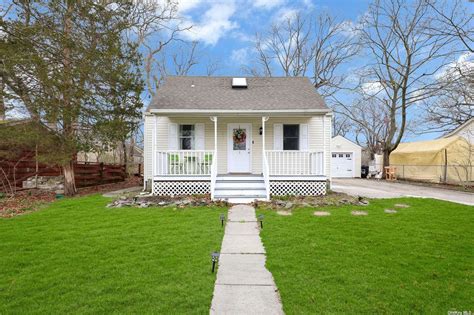 5 1st Street, Farmingville, NY 11738 | Trulia