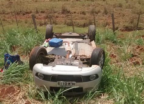 Ao desviar de carreta e evitar colisão motorista capota em rodovia