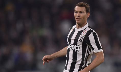 Juventus Ufficiale Risentimento Muscolare Per Lichtsteiner Serie A