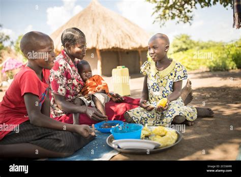 Un garçon africain qui mange une orange Banque de photographies et d