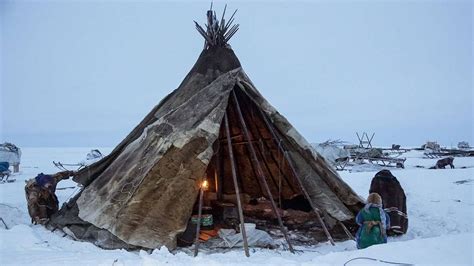 A cada poucos dias povo nômade deve remontar sua tenda no inverno