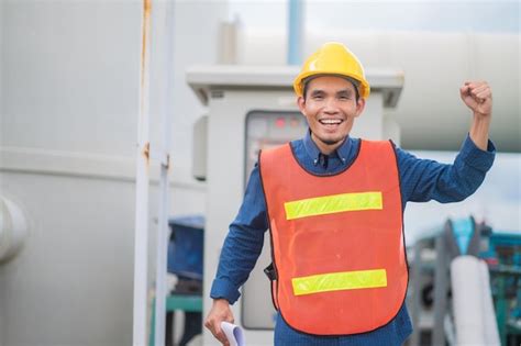 Trabajadores Asiáticos Trabajando En Fábrica Máquina De Control De