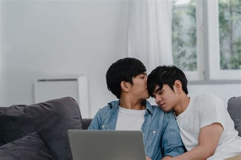 Jovem Casal Gay Usando Computador Port Til Em Casa Moderna Os Homens Asi Ticos Lgbtq Felizes