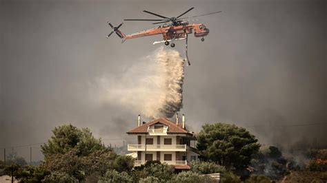 En Grèce les pompiers combattent les feux sur de multiples fronts