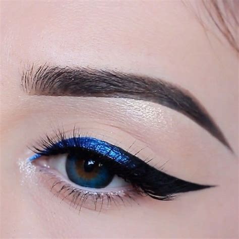 How to Apply Dramatic Colorful Eyeliner - Pretty Designs