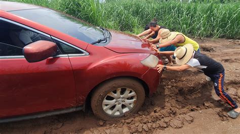 En Pleno Camino Se Nos Atasco El Carro En El Lodo Ahora Que Haremos