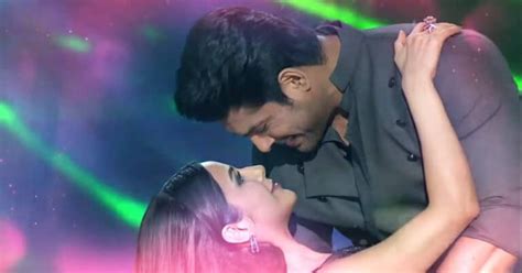 Sidharth Shukla And Shehnaaz Gill Confirm Their Romance With A Kiss Publicly