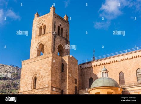 Der Ber Hmte Kreuzgang Mit Seinem Turm Der Kathedrale Von Monreale