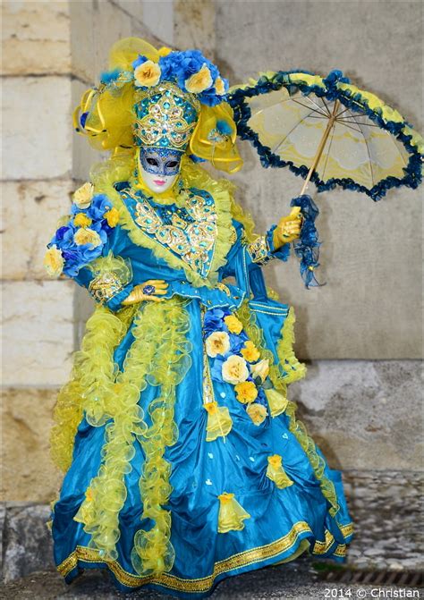 Eve costumée en jaune et bleu au carnaval vénitien d Annecy en mars 2014