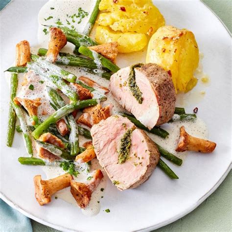 Kalbsfilet mit Basilikum Füllung und Bohnen Pfifferling Ragout Rezept