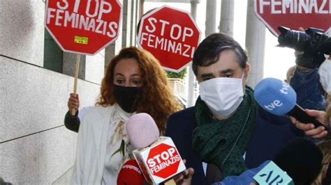 Rocío Carrasco acosada con carteles de Stop Feminazis Irene Montero