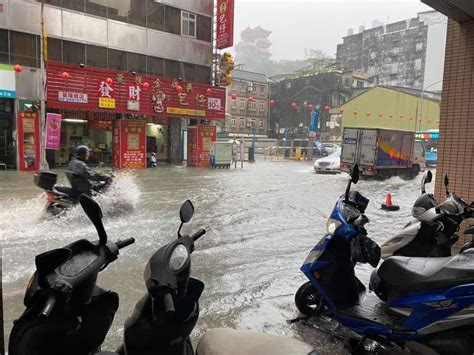 暴雨炸基隆！馬路淹成「黃河」 水深半個輪胎高 Yahoo奇摩汽車機車