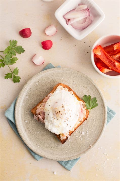 Sonkakrémes toast buggyantott tojással