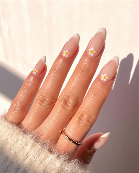 Find Your Style With 30 Daisy Nail Designs For 2024