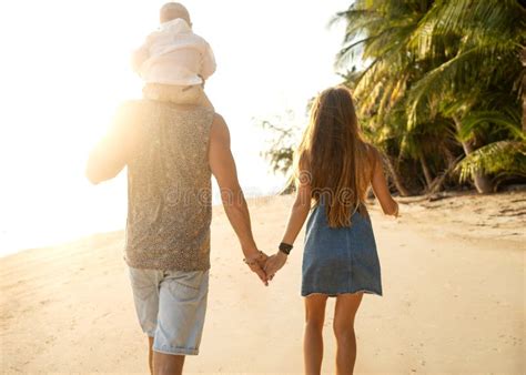 La Familia Camina Por La Playa Al Atardecer Con Su Hijo Silueta Foto