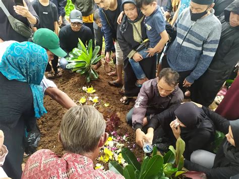 Pemakaman Pramugara Korban Tragedi Kecelakaan Kereta Api Turangga Dan