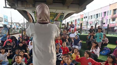 Tbm Kolong” Ciputat Oase Ilmu Di Bawah Jalan Layang