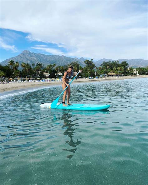 Ma Gorzata Socha W Sk Pym Bikini Balansuje Szczup Ym Cia Em Na Desce Figury Mo E Pozazdro Ci