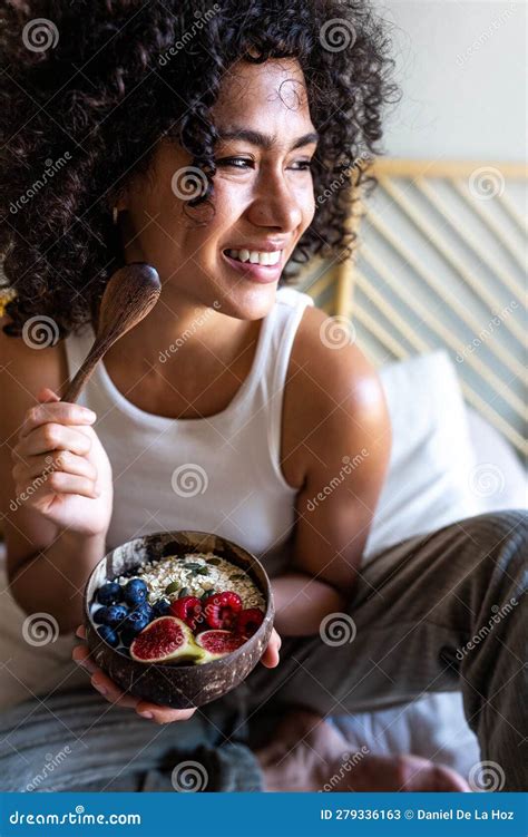 Retrato Vertical De Una Joven Latina Feliz Sonriendo Comiendo Cuenco De