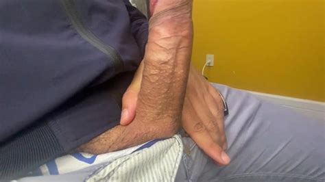 揉捏我坚硬的大鸡巴把我浓稠的牛奶倒在地板上 Pornhub Gay
