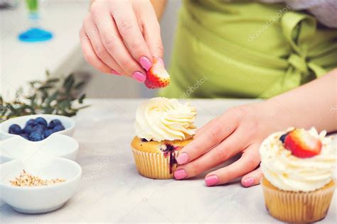 Pasteler A Profesional Decorando La Parte Superior De La Magdalena Con