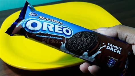 Oreo biscuit packet editorial photography. Image of android - 98504457