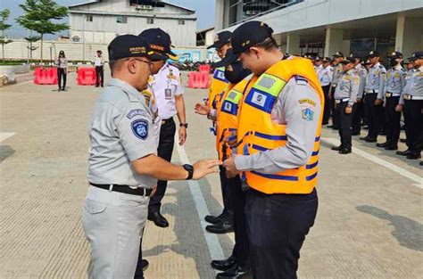 Jasa Raharja DKI Jakarta Serahkan Life Jaket Ke Unit Pengelola Angkutan