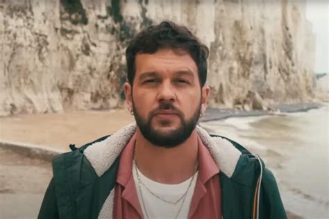 Les Falaises D Ault Servent De D Cor Au Tout Nouveau Clip Du Chanteur