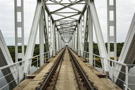 Puente Ferroviario Sobre El R O Y Ferrocarril De V A Nica Foto Premium