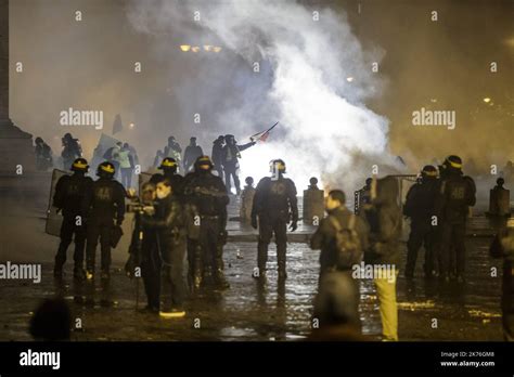 Les Manifestants S Opposent La Police Anti Meute Lors D Une