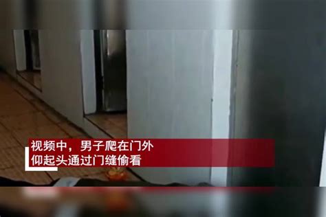 男子爬女厕所门外偷窥，被发现后一脸淡定一动不动，态度嚣张