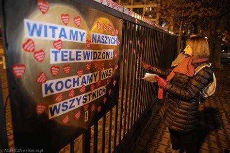 Brama Tvp Oklejona Czerwonymi Serduszkami Protest Przeciwko Zwolnieniu