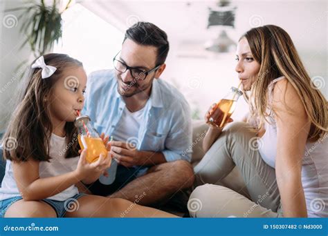 Familia Feliz Que Tiene Tiempo De La Diversi N En Casa Foto De Archivo