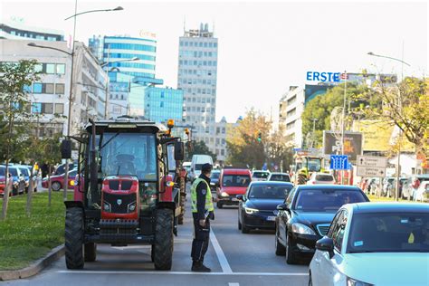 Sedmi dan blokada poljoprivrednika širom Srbije 52 traktora kod