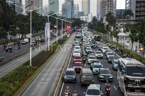 Penutupan Ruas Jalan Saat KTT Ke 43 ASEAN ANTARA Foto