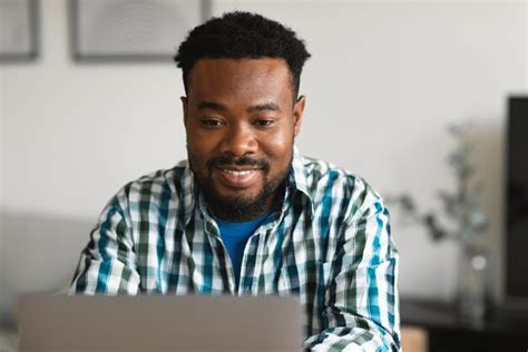 Freelancer Masculino Negro Feliz Usando Laptop Trabalhando Sentado Em